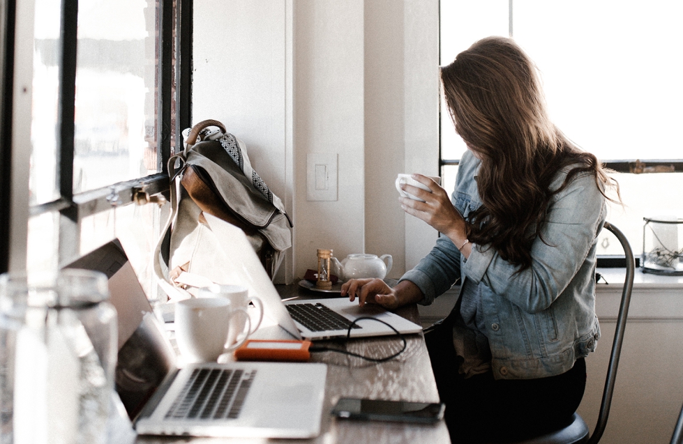 La proporcin de centros de trabajo en la UE27 que informan que sus empleados teletrabajan regularmente casi se ha duplicado desde 2019...