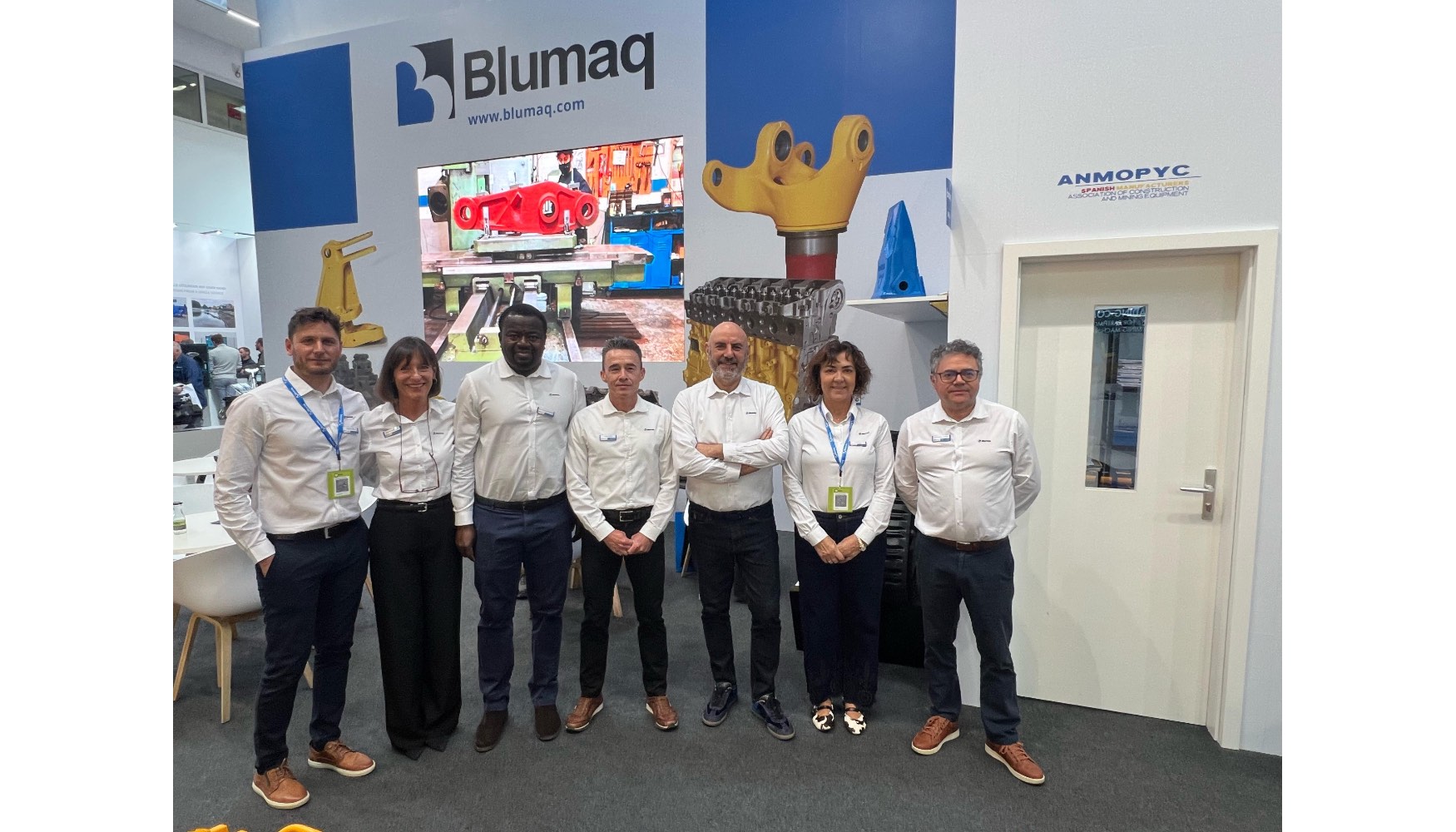 Vicente Ballester, gerente de la compaa (tercero por la derecha), con parte del equipo de Blumaq que estuvo presente en Bauma 2025...