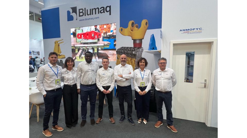 Vicente Ballester, gerente da empresa (terceiro da direita), com parte da equipa da Blumaq presente na Bauma 2025