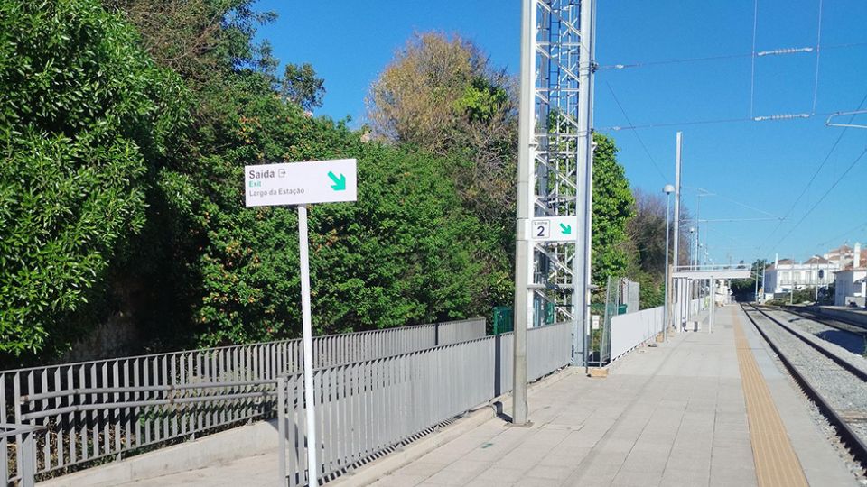 Foram concludos os trabalhos de alteamento das plataformas das estaes da Linha do Algarve