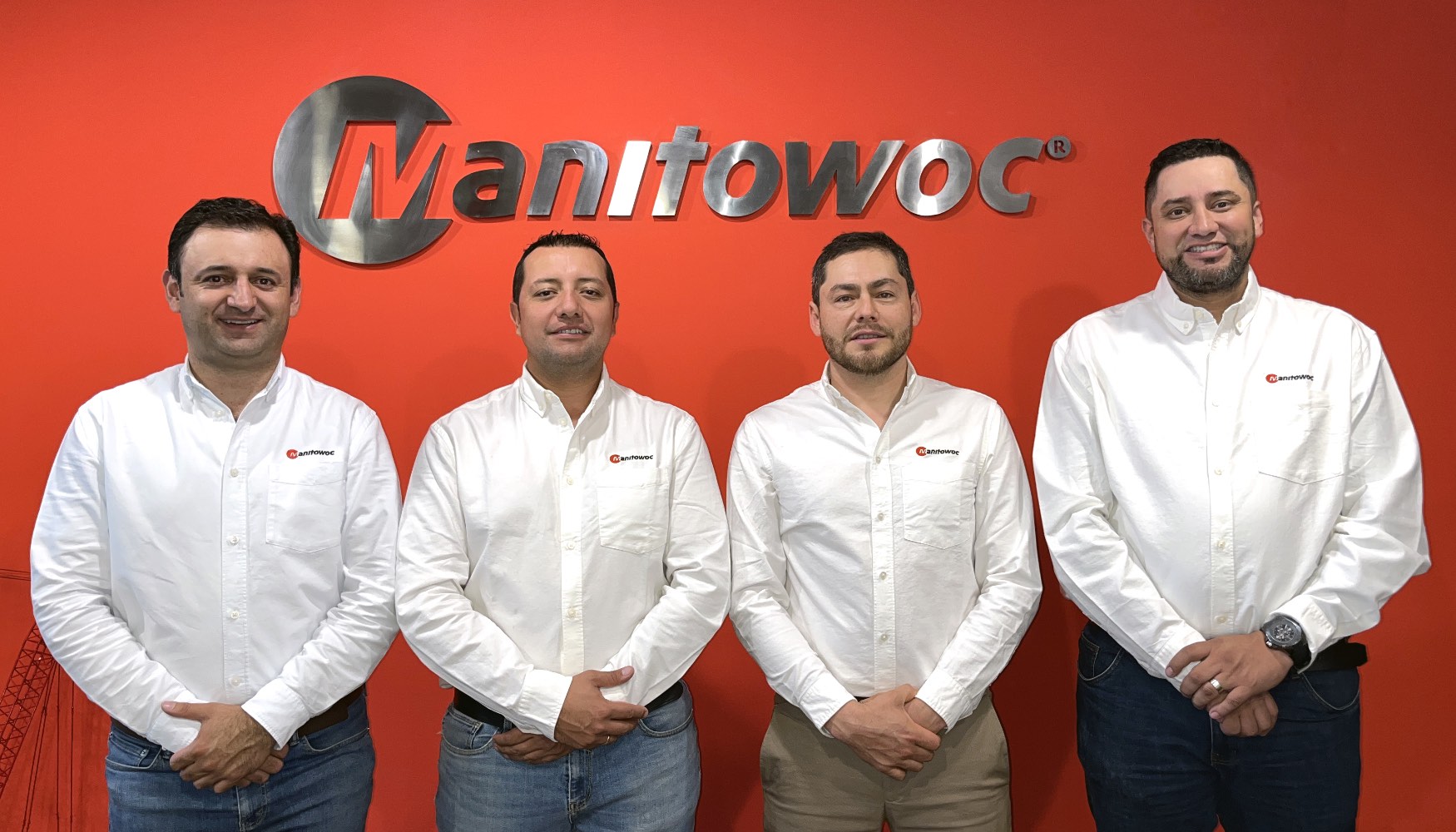 Equipo de Manitowoc en la nueva oficina de Colombia...