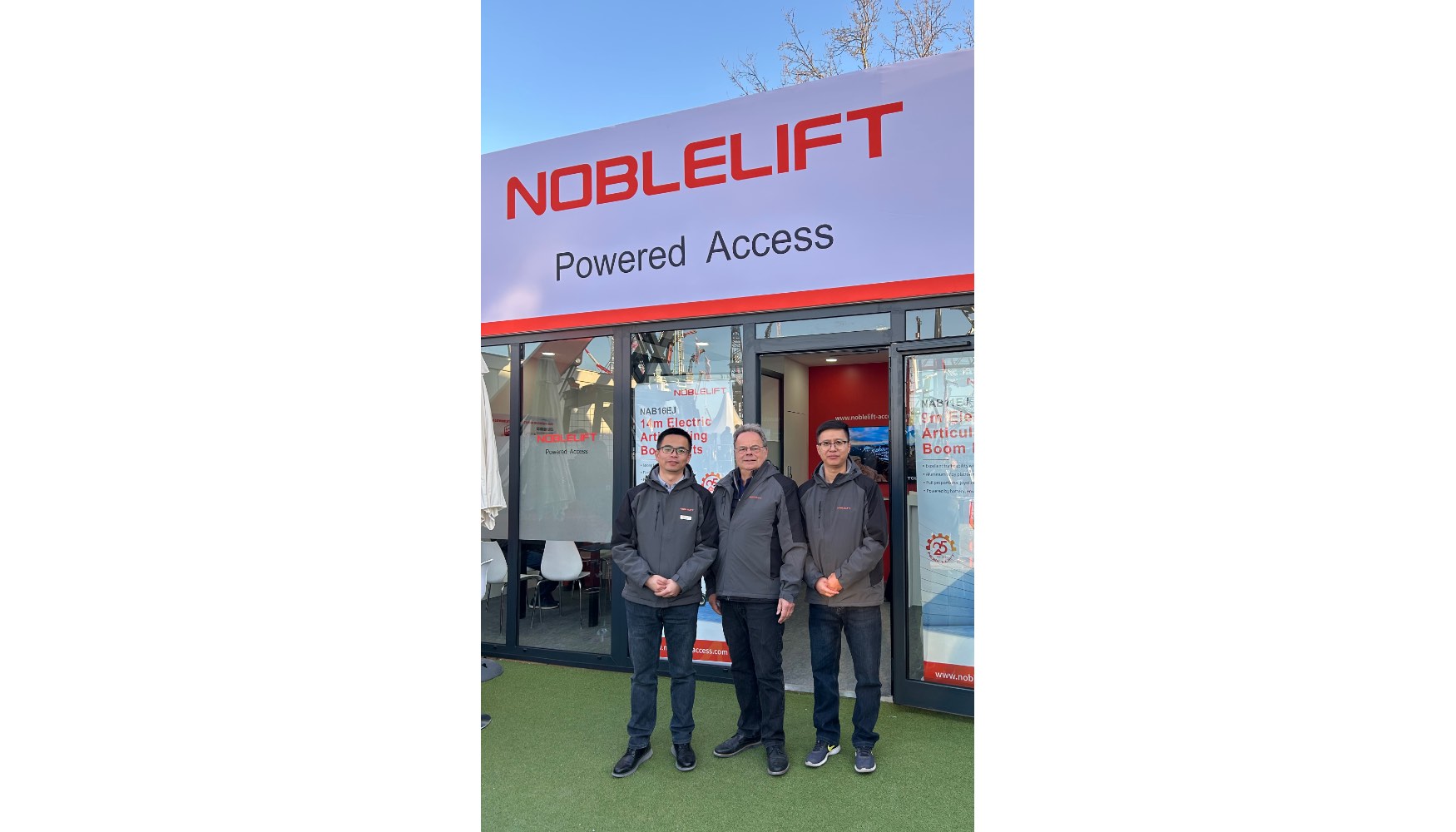 Bryan Tang, director tcnico, Tim Whitman, CEO de la Divisin de Acceso, y Eric Zhu, director de Ventas Internacionales...