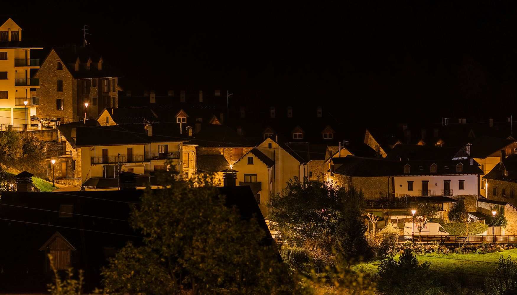 Vista general nocturna de Escarrilla con el nuevo alumbrado LED 2200 K...