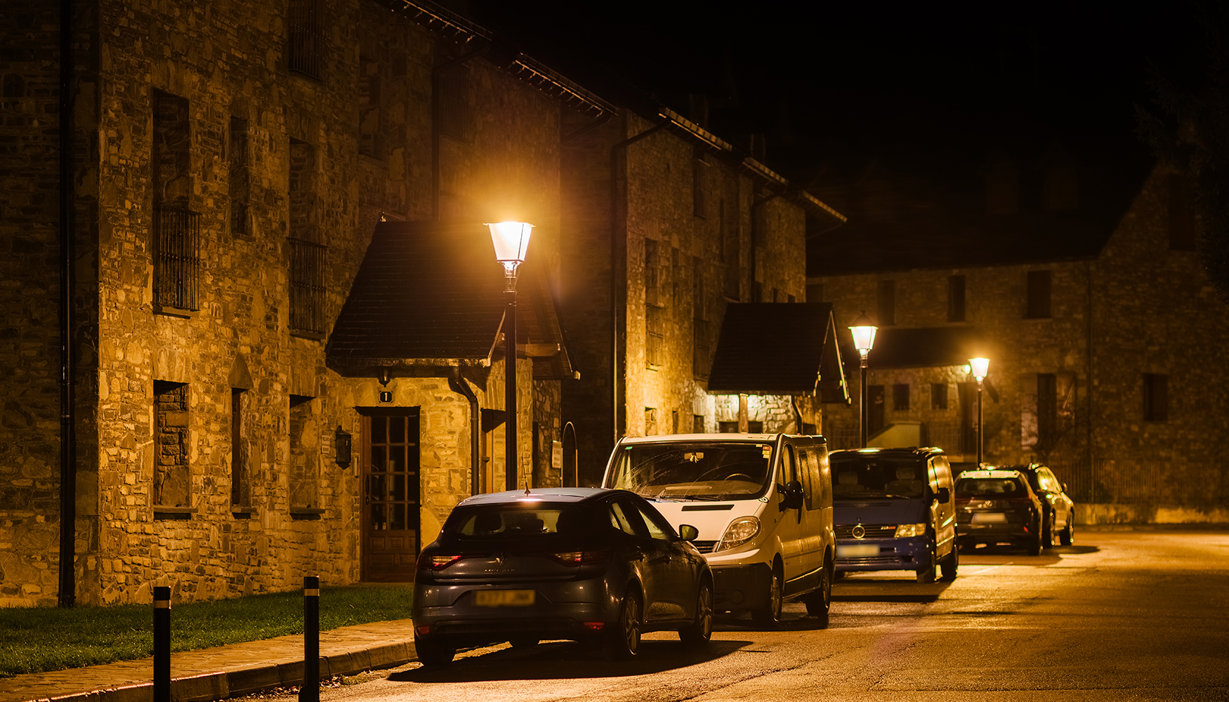 Uniformidad lum�nica en v�a principal gracias a las �pticas personalizadas de las luminarias Villa XLA con Difusor Confort�...