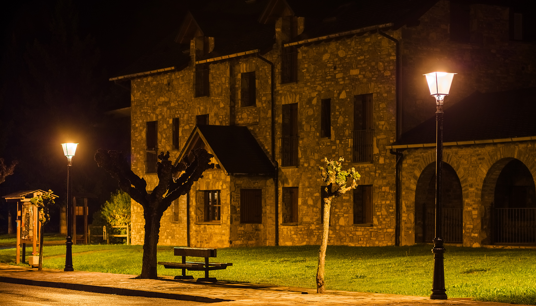 Una zona ajardinada de Escarrilla iluminada con LED 2200 K, sin sobreiluminaci�n y con �ptimas condiciones de visibilidad y respeto ambiental...