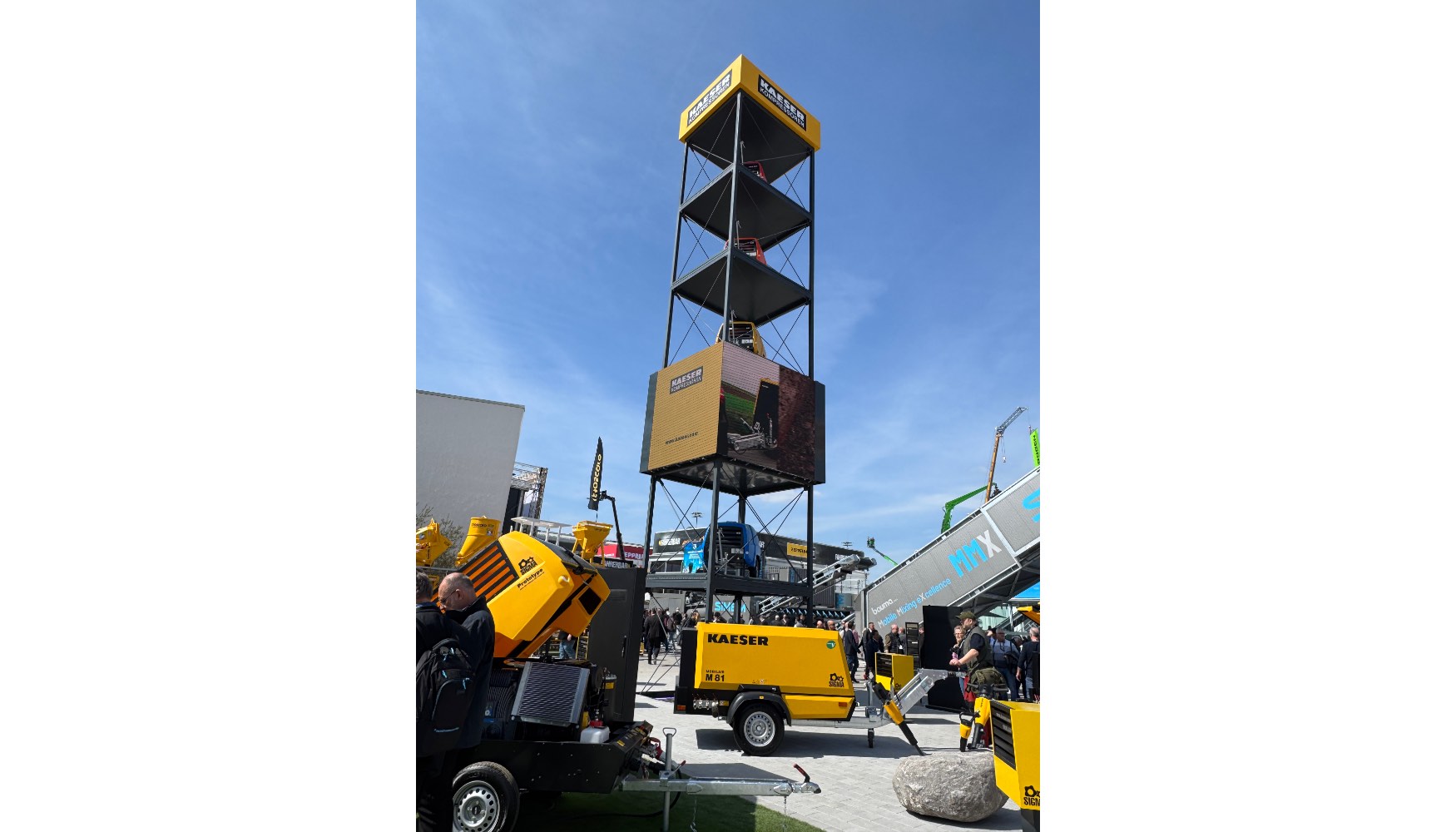 Nuevo M81 en la base de la tradicional torre de compresores de Kaeser en Bauma