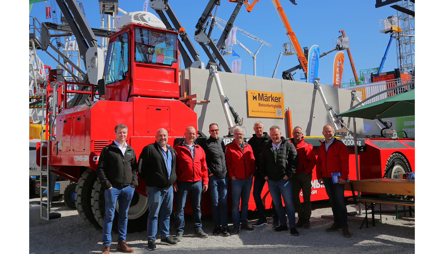 Los equipos de Combilift y Spaansen delante del cargador autopropulsado COMBi-SPI, en Bauma