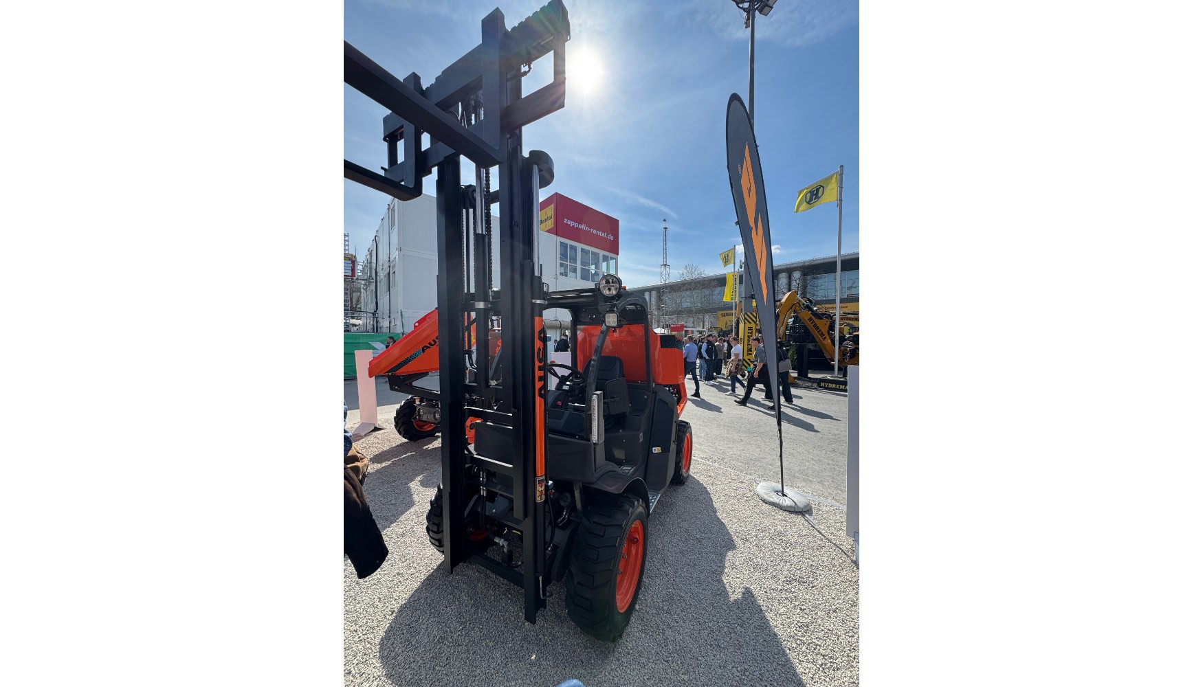 Nueva carretilla todoterreno elctrica C151E en el stand de Ausa en Bauma 2025