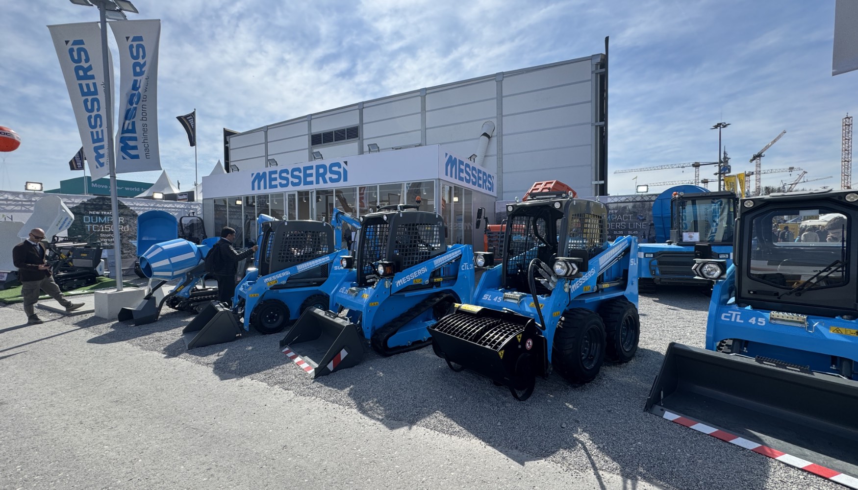 Stand de Messersi en Bauma 2025 con la nueva lnea de cargadoras compactas en primer plano