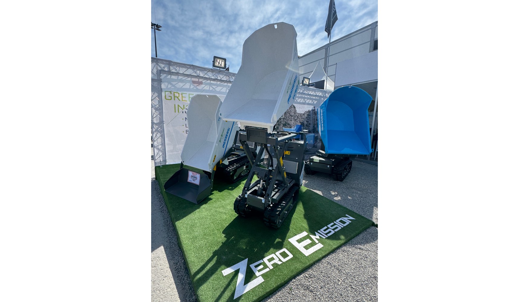 Nuevo dumper de orugas TC150Rd (al fondo) junto a los equipos Messersi de cero emisiones