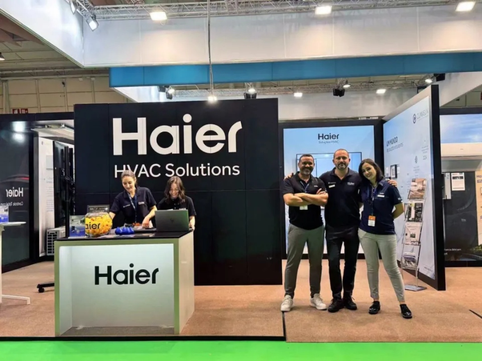 A equipa do Grupo EFCIS com a gama de fabrico Haier, que comercializam