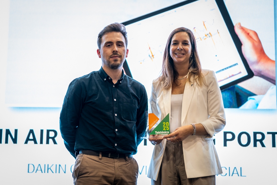 Lus Leal, gestor comercial da Tektnica com Filipa Blanc, gestora de produto da Daikin, a receber o prmio Tektnica Inovao 2025...