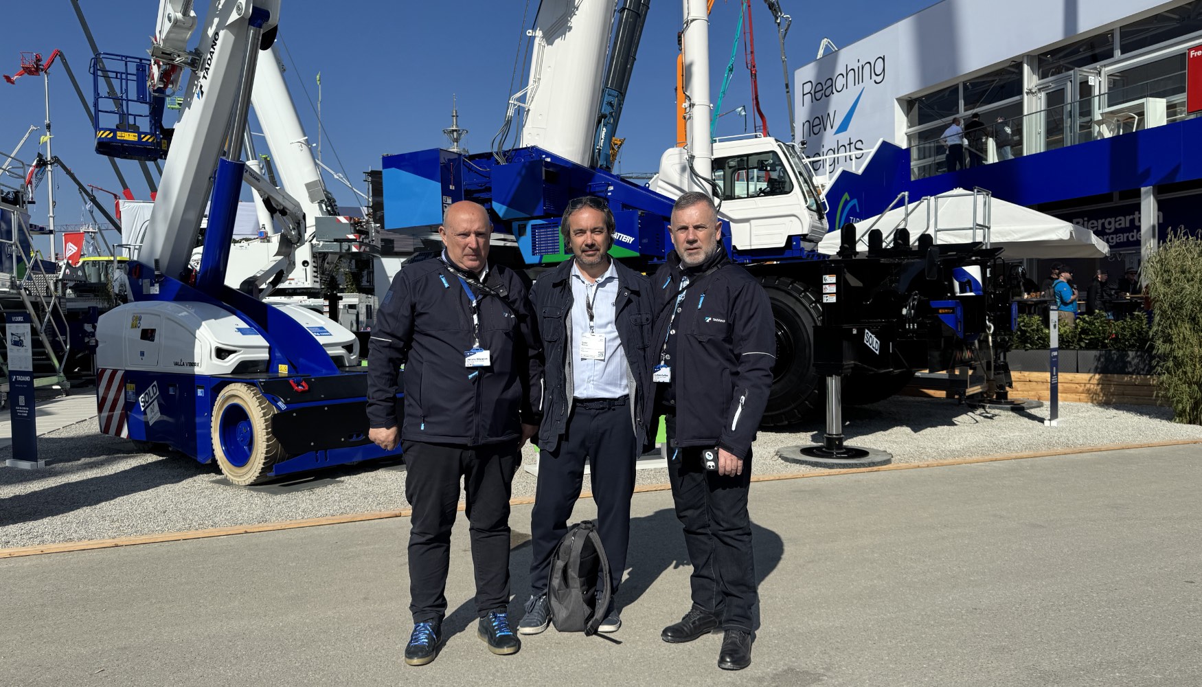 Jenaro Vilanova (Tadano), David Muoz (Interempresas) y Gustavo Cortina (Tadano)