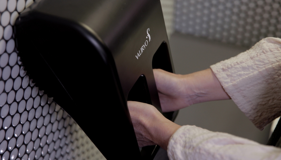 El innovador sistema del secamanos Valiryo evita las salpicaduras y la acumulaci�n de agua en la base, para un entorno m�s limpio e higi�nico...