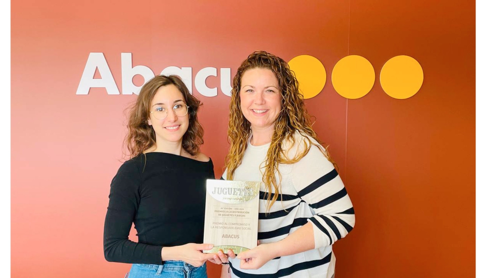 Slvia Sanjos, responsable de marketing de Papelera y Juguetes, y Nria Ponce, rea de Juguetes de Abacus