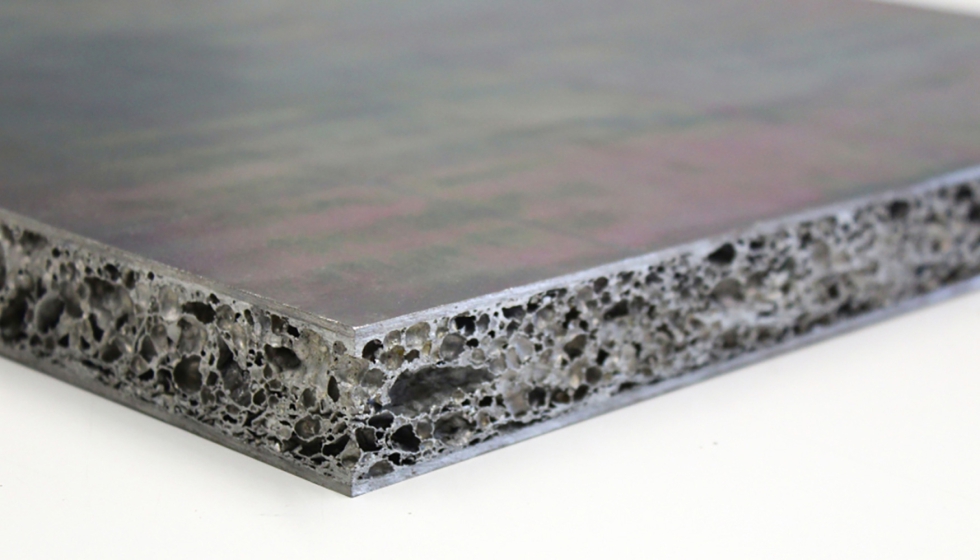 La espuma de aluminio se produce en forma de sndwich. La unin de los materiales se realiza ntegramente en metal, sin ningn tipo de adhesivo...