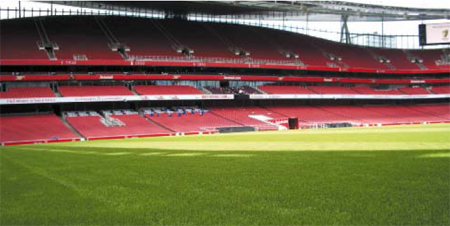 Csped del Emirates Stadium, estadio del Arsenal londinense, donde el asesoramiento del greenkeeper ha sido fundamental (Foto: revista Greenkeepers)...