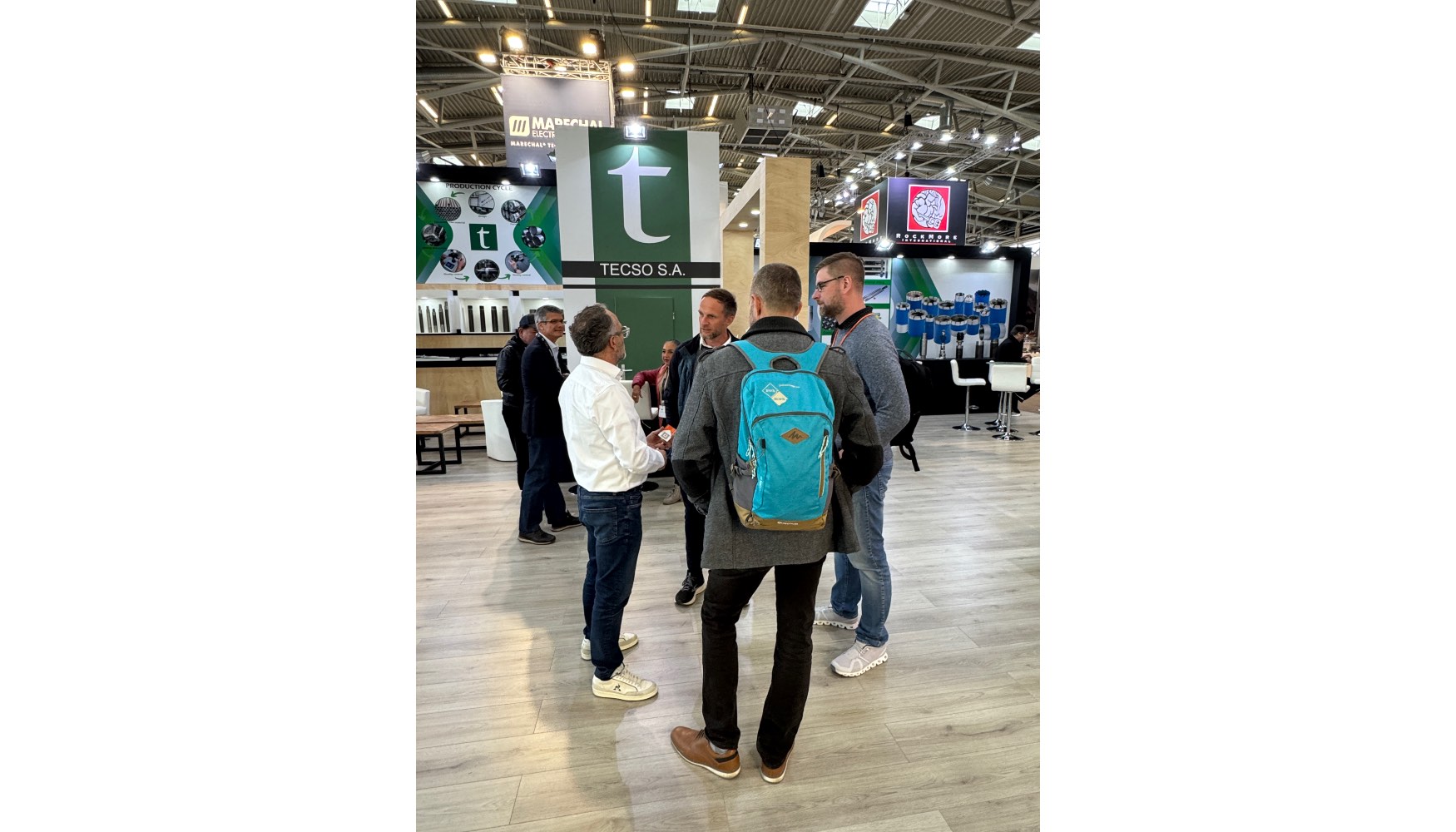 Agustn Gmez, director comercial de Tecso, S.A. (primero por la izquierda), hablando con clientes en Bauma 2025