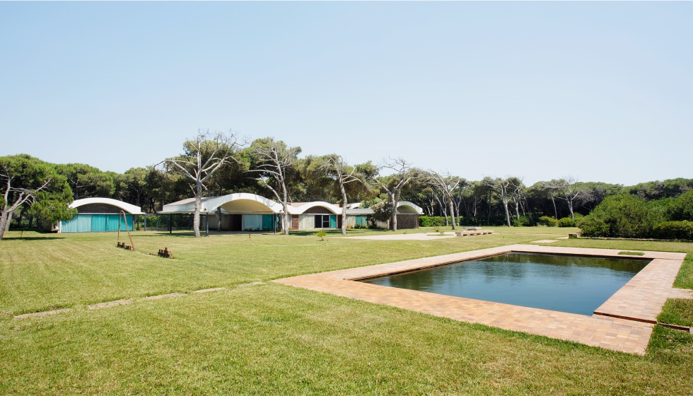 La Casa Gomis se encuentra en una parcela de aproximadamente 24.732 m2...