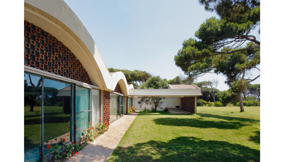 La fachada combina los paos acristalados con celosas cermicas en las que se han incrustado pequeos vidrios de colores...