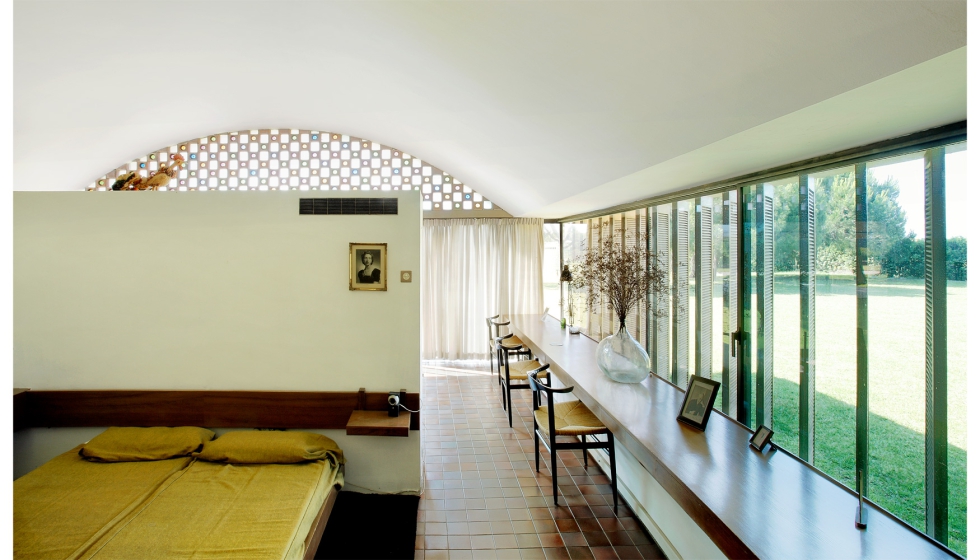 Una antesala, destinada al descanso o al trabajo, precede el acceso al dormitorio principal...