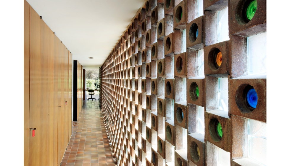 La zona de noche est claramente delimitada del resto de la casa, separada de las reas sociales (saln, comedor, biblioteca) y de servicio...