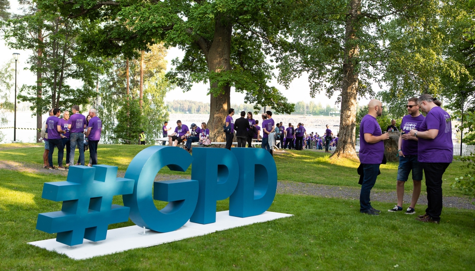 Adem�s de las sesiones de la Conferencia...