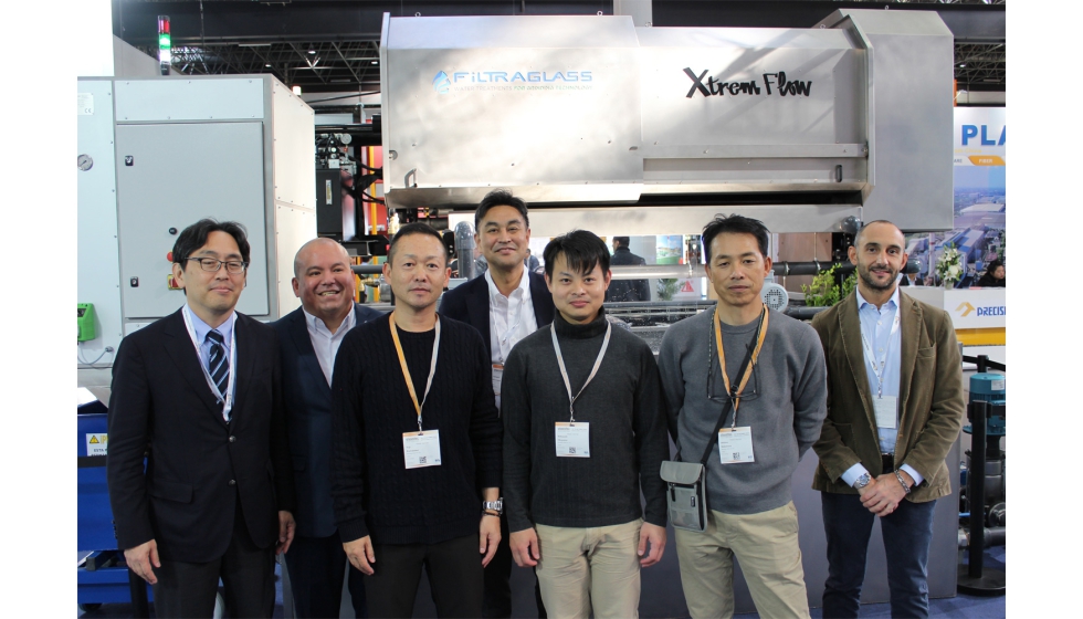 Los responsables de Manekiya Glass Co, junto a los comerciales de Tokyo Glass Materials (TGM)...