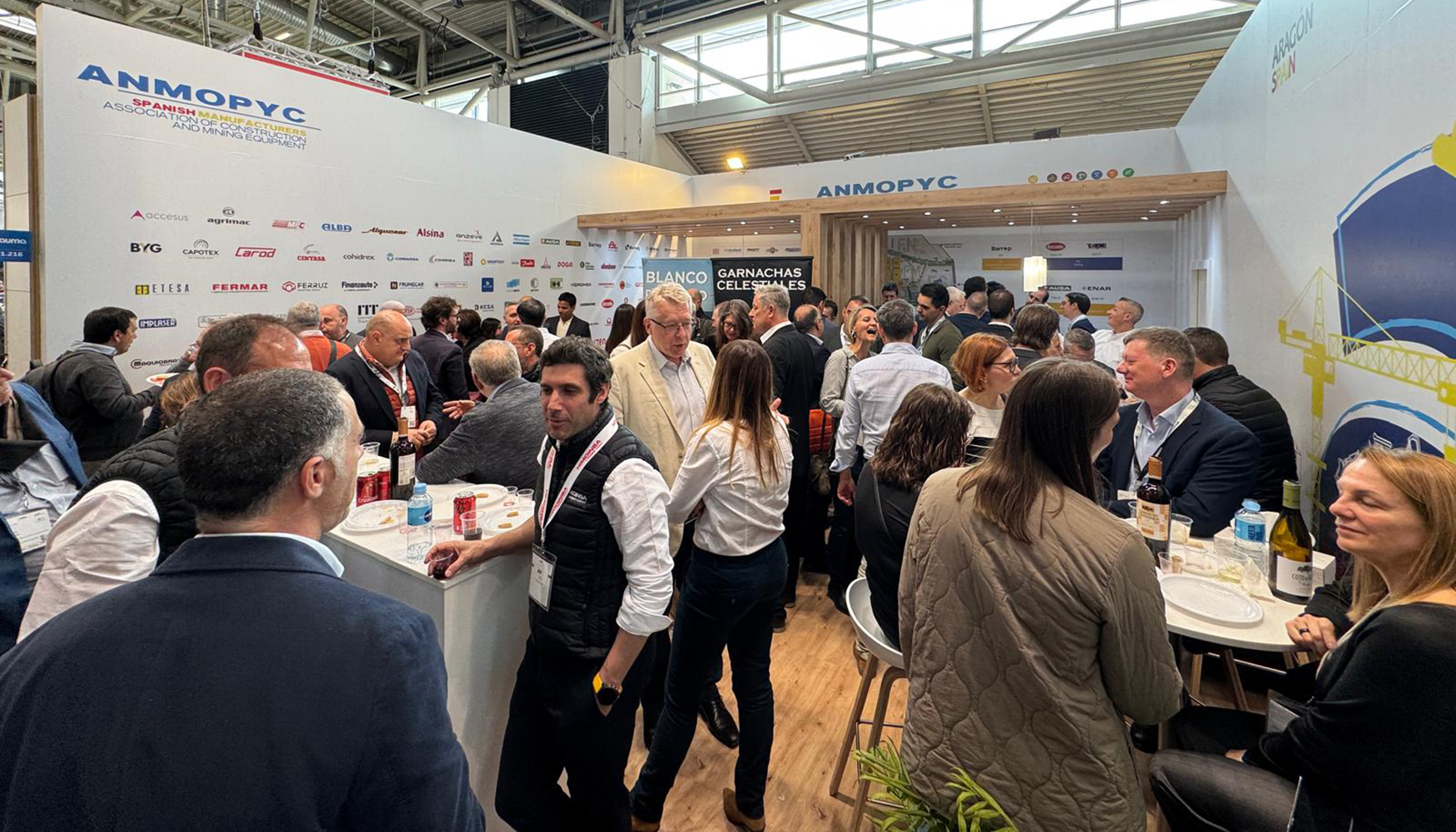 No falt el tradicional vino espaol en el stand de Anmopyc, que congreg a un buen nmero de asistentes