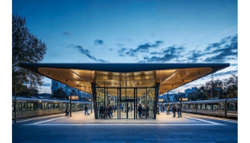 Las distribuciones luminosas de las luminarias de techo Iku para zonas exteriores permiten instalar luminarias a distancias especialmente grandes...