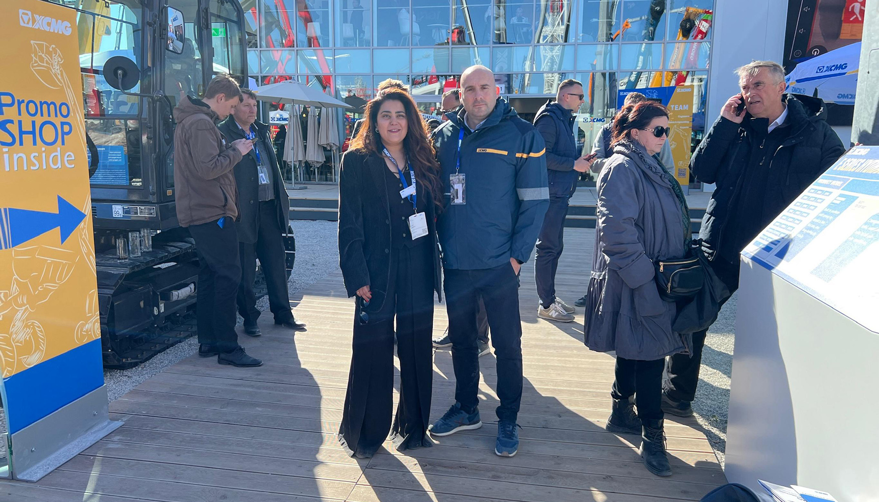 Gunjan Keshwani con Daniel Mndez, director de ventas de XCMG en Espaa