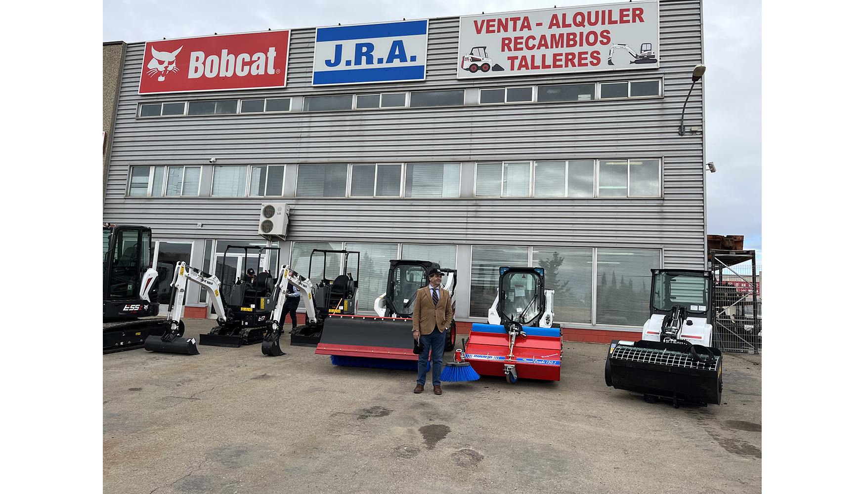 Jos� Ram�n Arbiol frente a las instalaciones de JRA Maquinaria