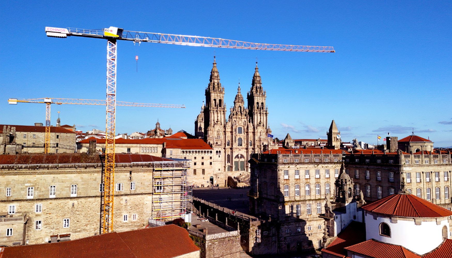Las gras torre Liebherr 125 EC-B y 71 EC-B de Maga Vigo colaboran en la restauracin del parador de Santiago de Compostela...