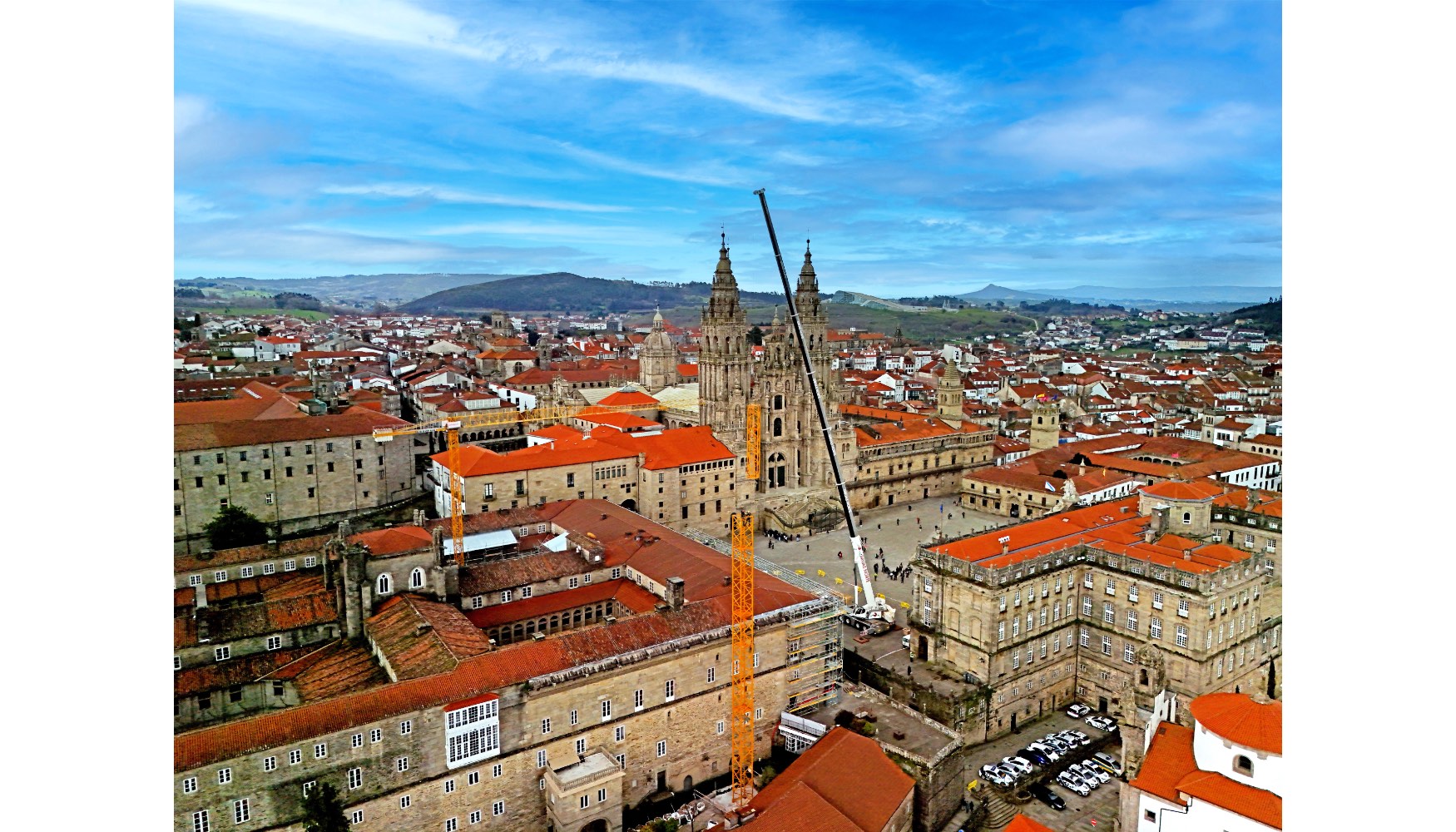 La gra mvil Liebherr LTM 1300-6.2 de Gras Norte fue el equipo elegido para el montaje de las gras torre Liebherr 125 EC-B y 71 EC-B de Maga Vigo...