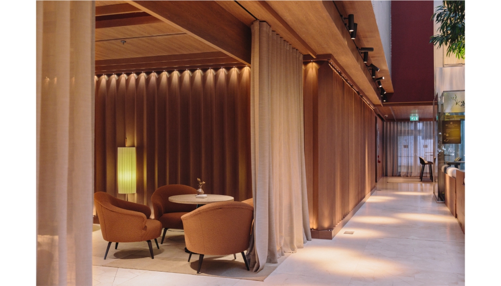 La piel de madera juega un papel importante en este dise�o interior confortable y funcional