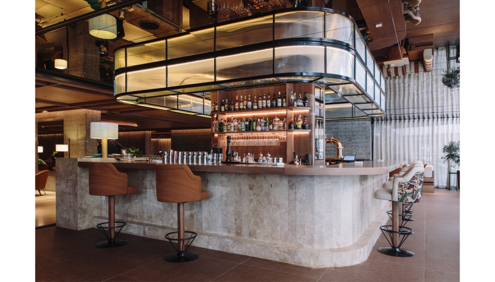 Destacada barra central que corona el Bikini Bar