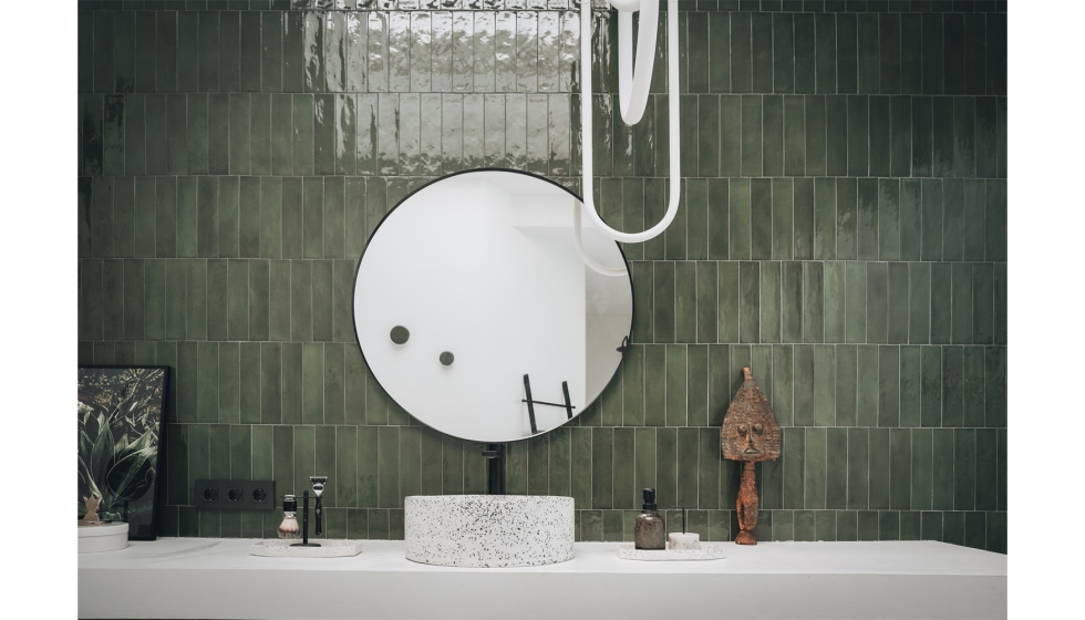 El uso del azulejo verde y blanco en los espacios destinados al ba�o permiten reconectar esta casa con la naturaleza que le rodea...