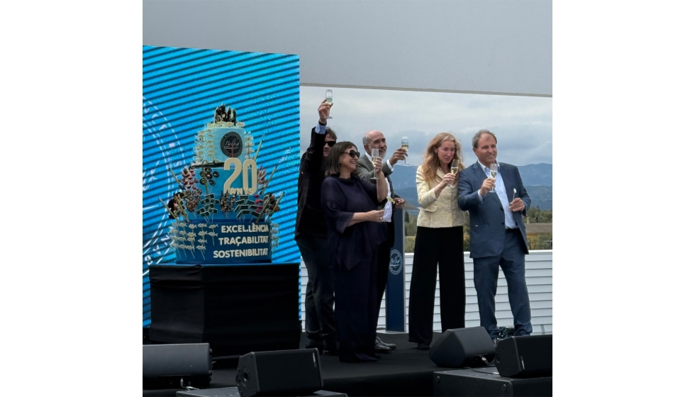 Los responsables de la empresa han brindado con los asistentes a la inauguraci�n