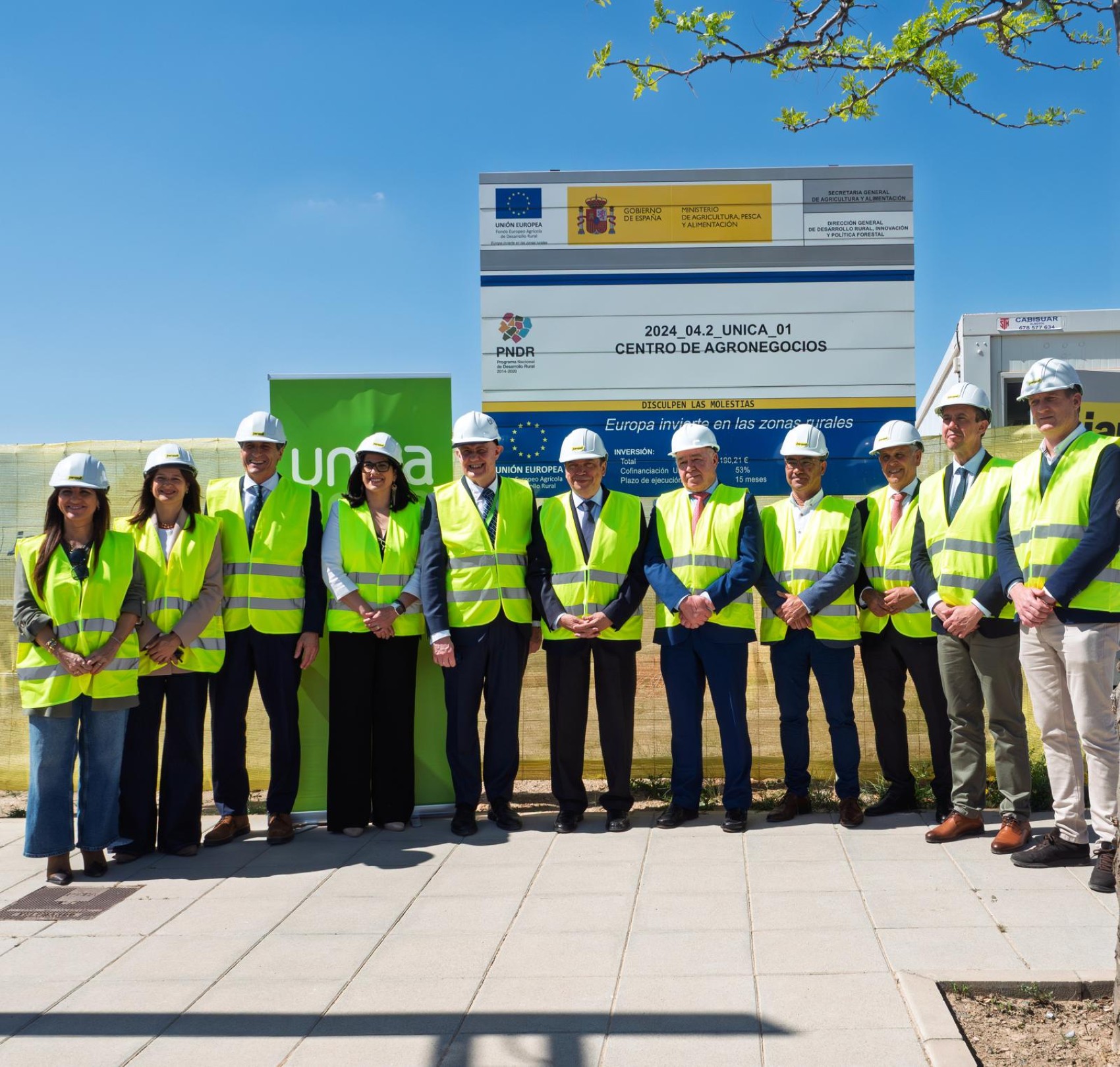 Luis Planas, durante su visita a las obras de las futuras instalaciones de Unica Group, ubicadas en el Parque Cient�fico y Tecnol�gico de Almer�a...