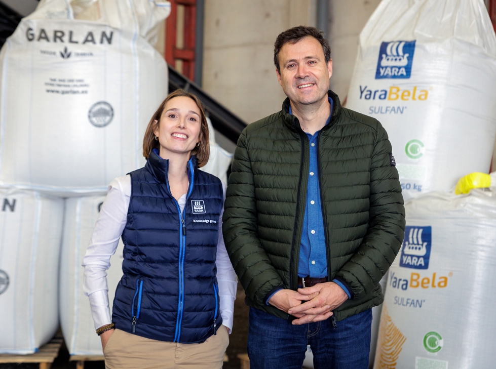 Paula Alonso, Regional Sales Manager en Yara Iberian y Andr�s Garc�a, gerente de la cooperativa alavesa Garlan...
