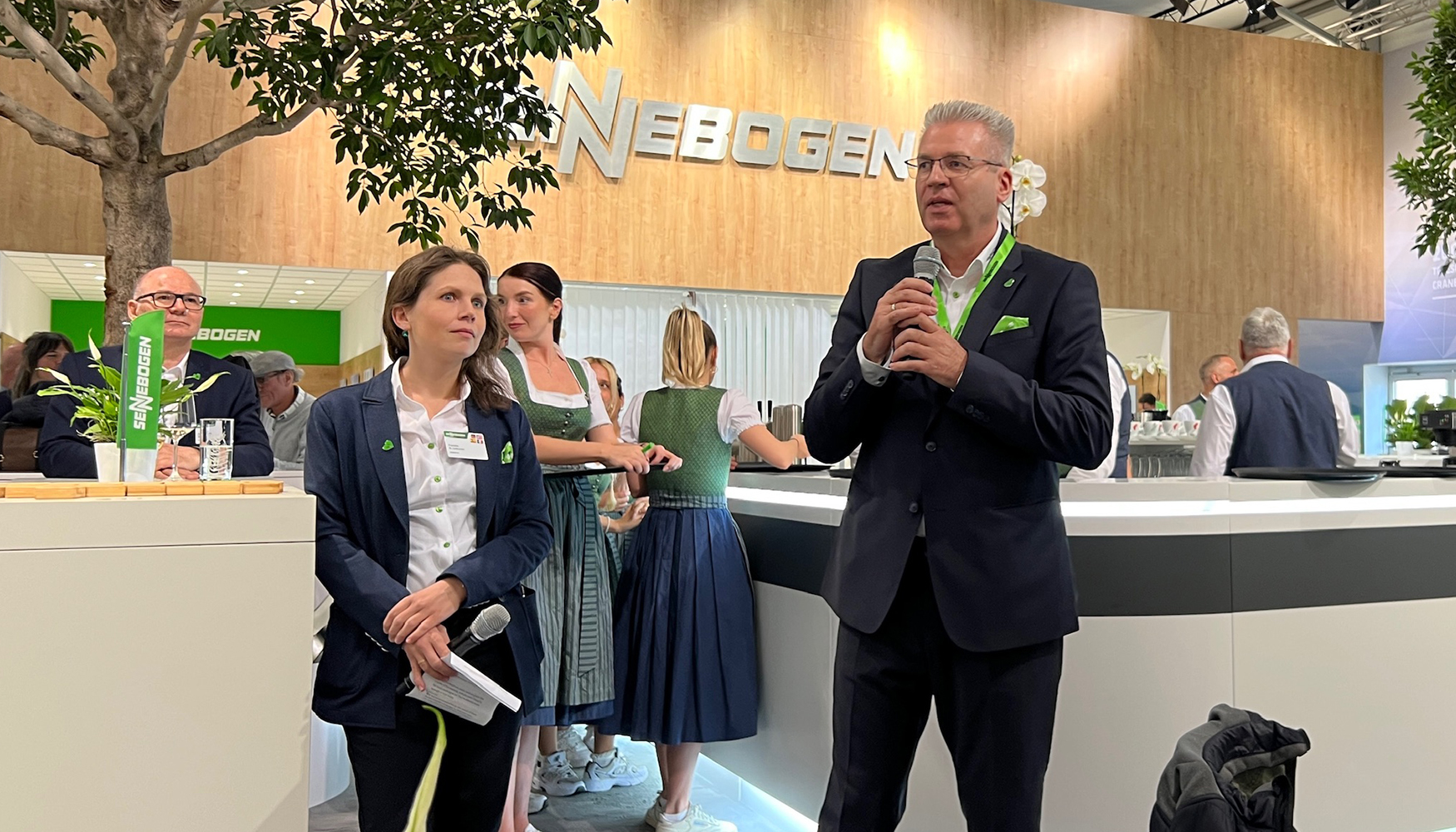 Franziska Limbrunner, directora de Relaciones Pblicas de Sennebogen, y Michael Ibarth, director de Marketing de la compaa...