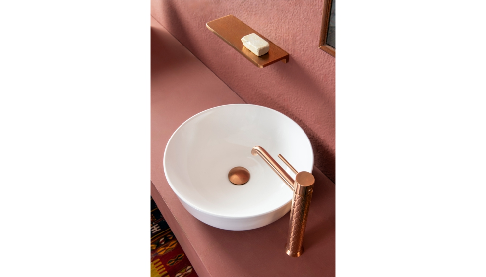 Estante de la colecci�n Ergos de ramonsoler acabado en cobre cepillado