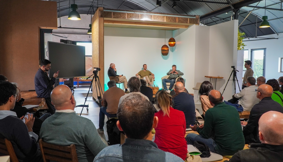 Imagen de una de las mesas redondas que se celebraron en el marco de la jornada ARQ&VERD en las instalaciones de EcoHub
