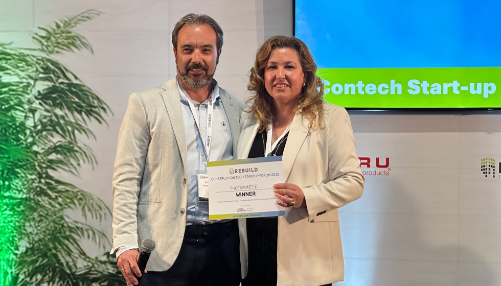David Muoz, director del rea CI de Interempresas Media, junto a Mara Saiz, cofundadora de PhotoKrete, la startup ganadora de la edicin 2025...