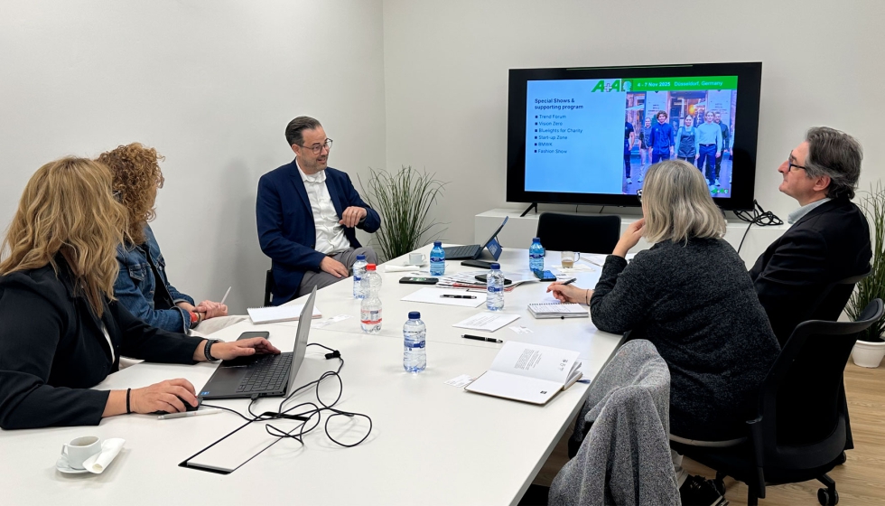 Lars Wismer (izq) , director de la A+A, junto a Olivier Hubing (dcha...