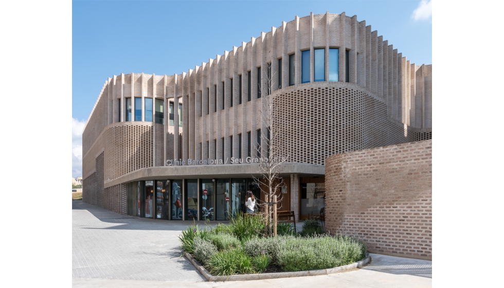 Nuevo Centro de tratamientos ambulatorios de Granollers, de BAAS Arquitectura + CASA Solo, con sistemas de Wicona. Foto: Roc Isern...
