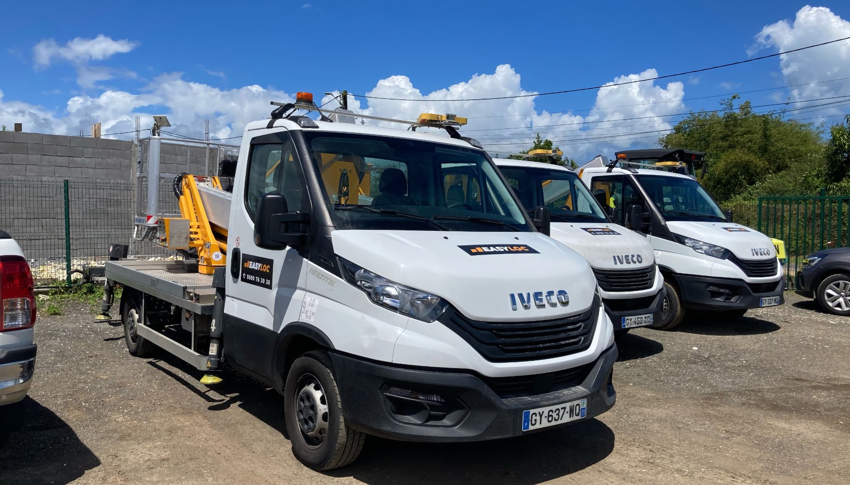 Tres de las siete plataformas a�reas MX 200 DS entregadas por Multitel Pagliero a Easyloc