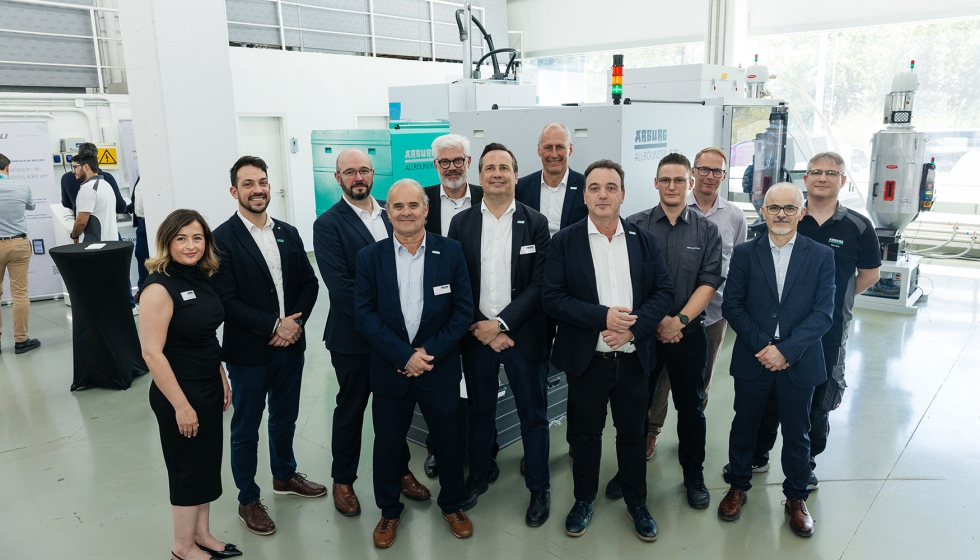 Martin Cayre present a todo el equipo de Arburg Espaa y representantes de Arburg en Alemania