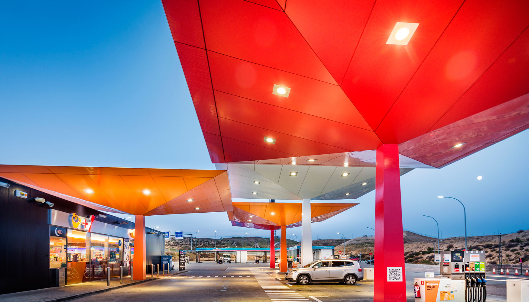 Repsol comercializa su combustible Diésel Nexa 100% renovable en más de 1.000 estaciones de servicio de España y Portugal, y prevé alcanzar 1...