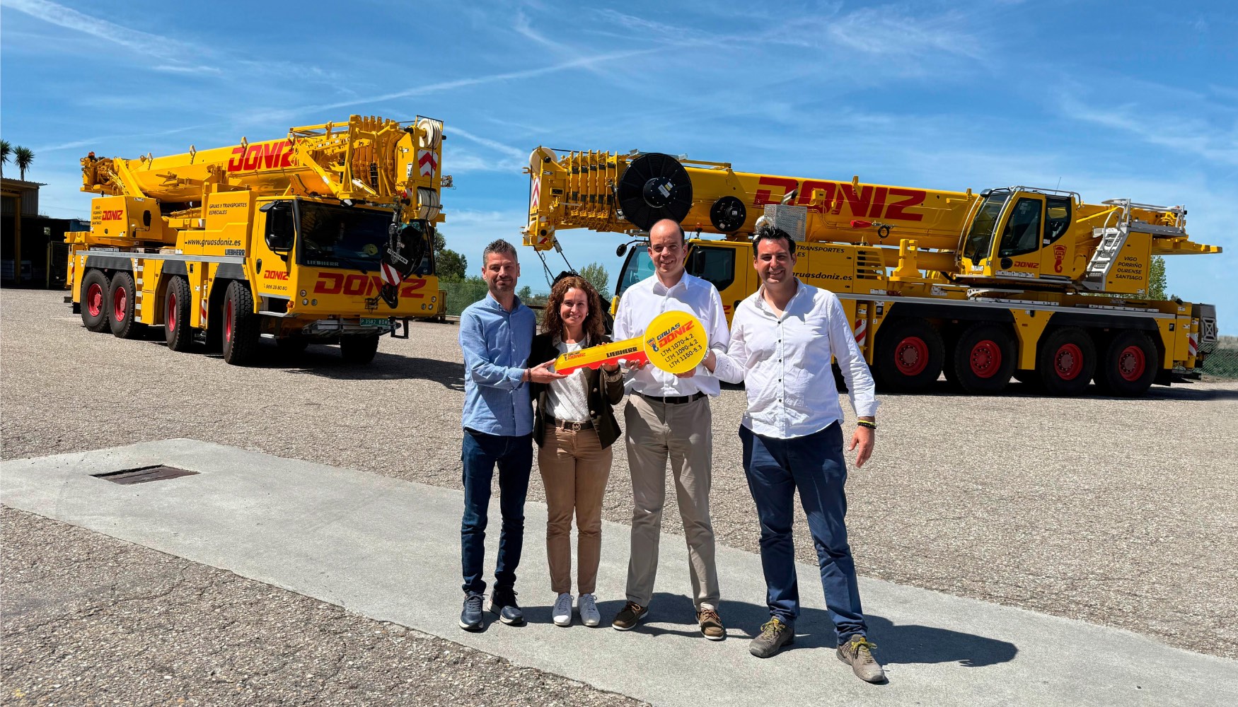 Entrega oficial de las gras mviles Liebherr LTM 1090-4.2 y LTM 1150-5.3...